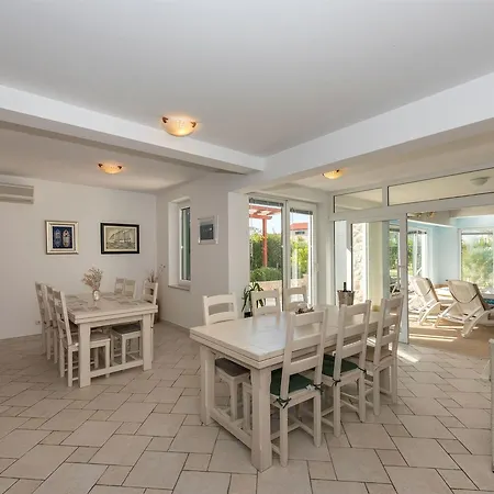 ヴィラ Villa Betina ベティナ